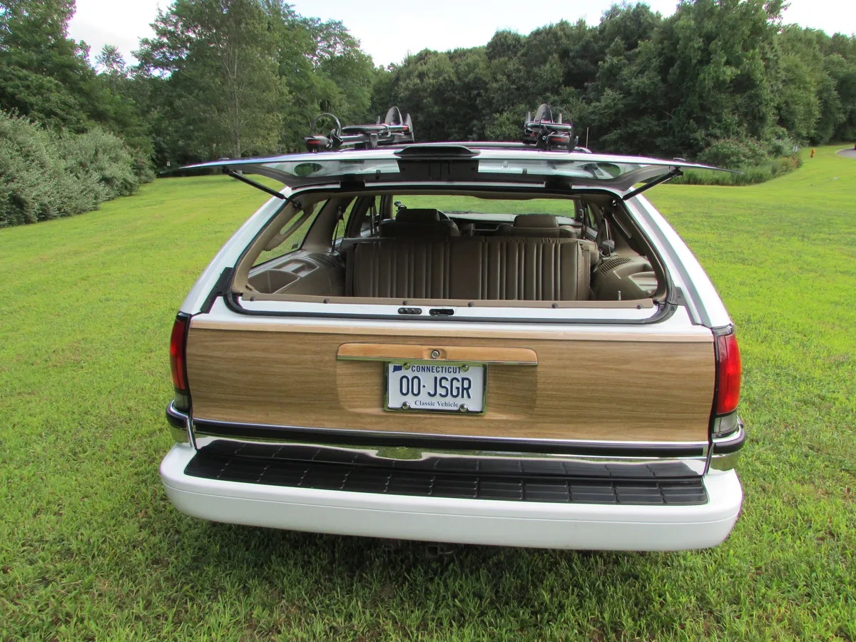 Buick-Roadmaster-1994-White-Woody-Saddle-7