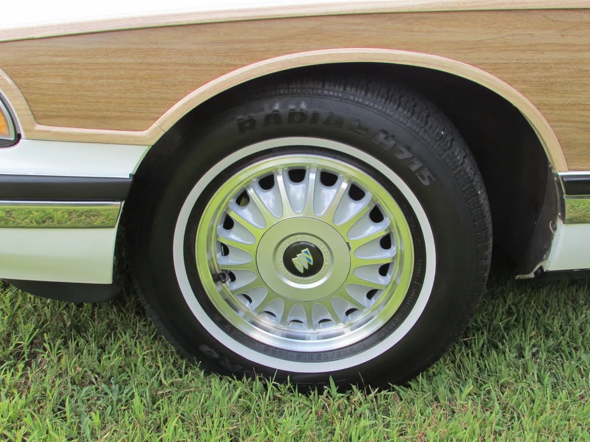 Buick-Roadmaster-1994-White-Woody-Saddle-9