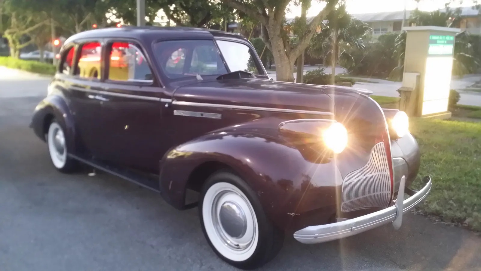 Buick-Special-8-1939-Burgundy-Black-1