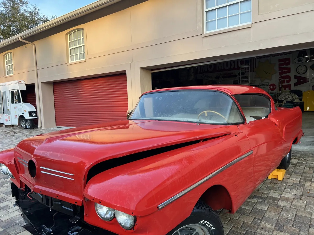 Buick-Super-1958-Seminole-Red-White-Black-And-Silver-15