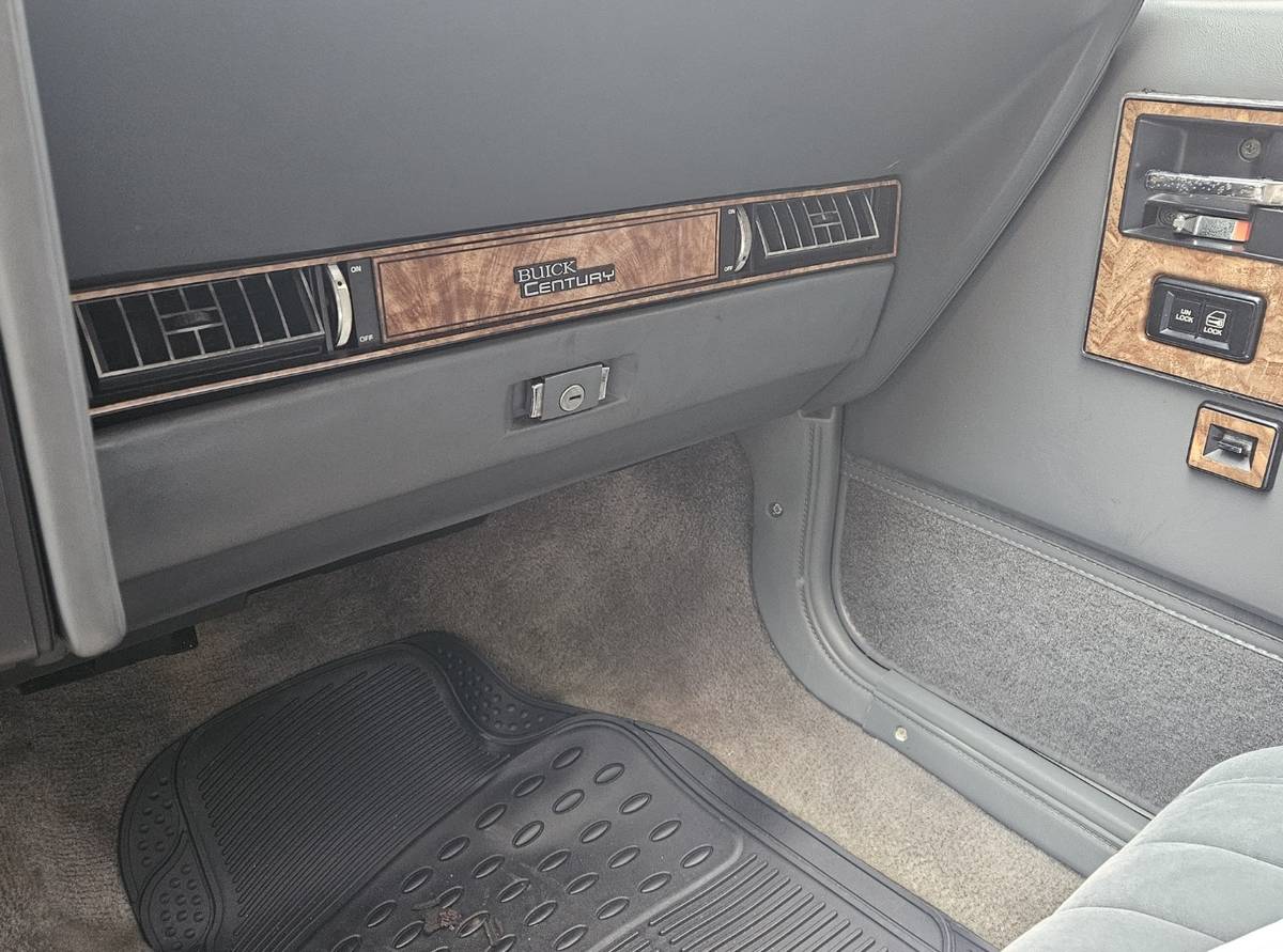 Buick-century-1986-white-5