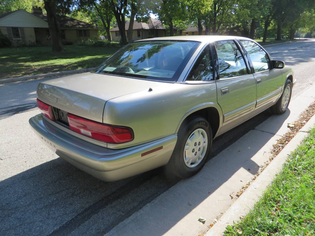 Buick-regal-custom-sedan-1996-14