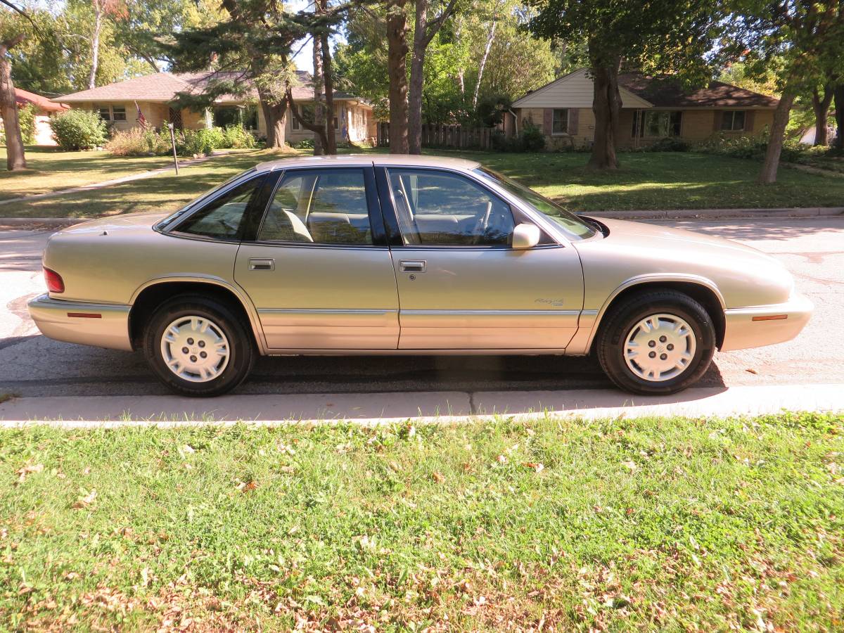 Buick-regal-custom-sedan-1996-15