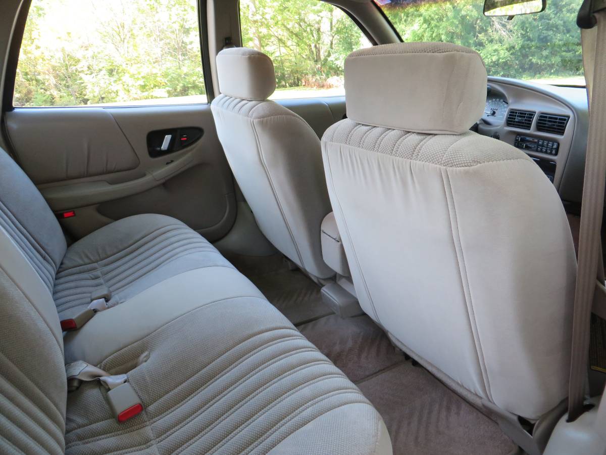 Buick-regal-custom-sedan-1996-2