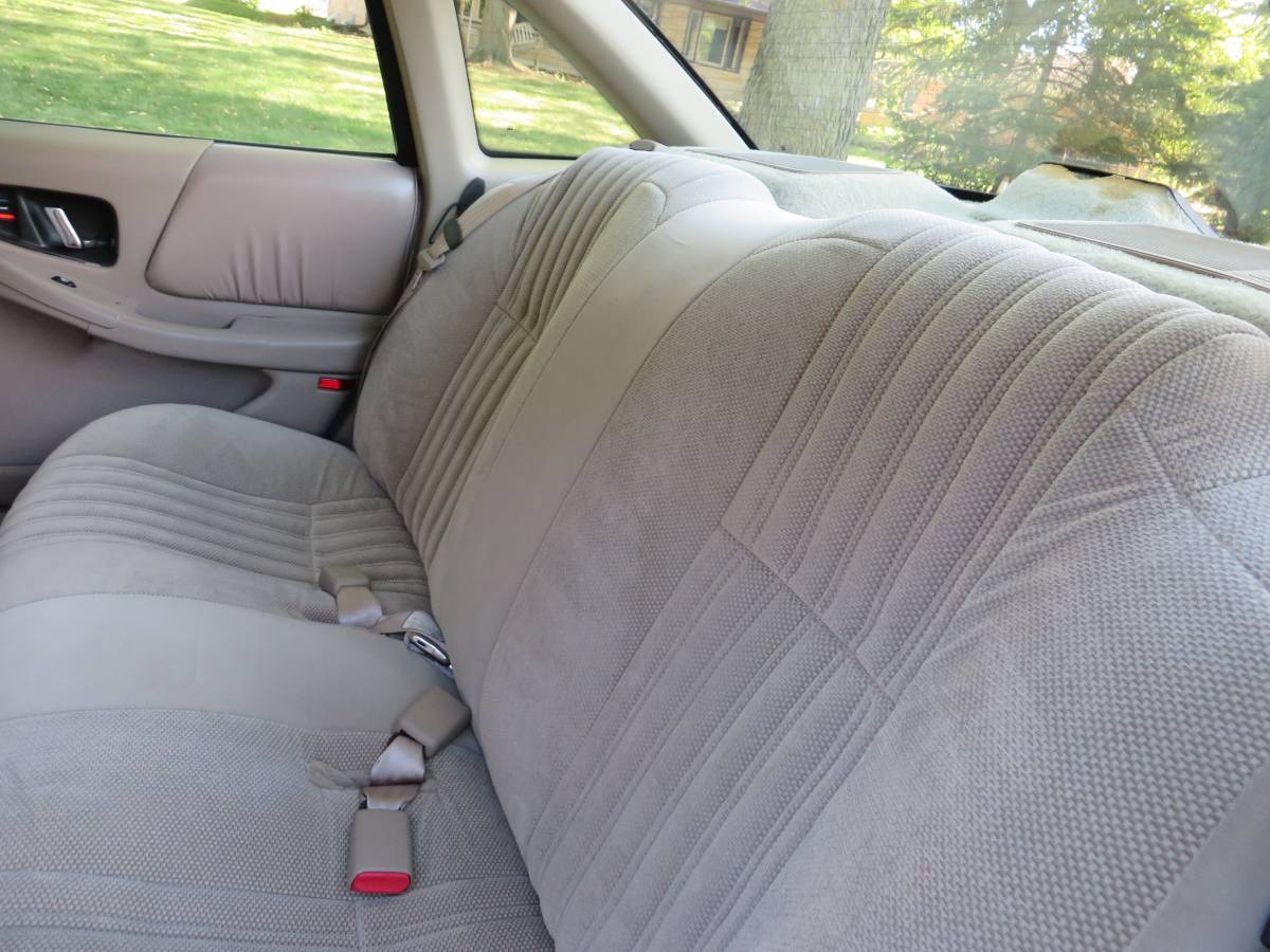 Buick-regal-custom-sedan-1996-21