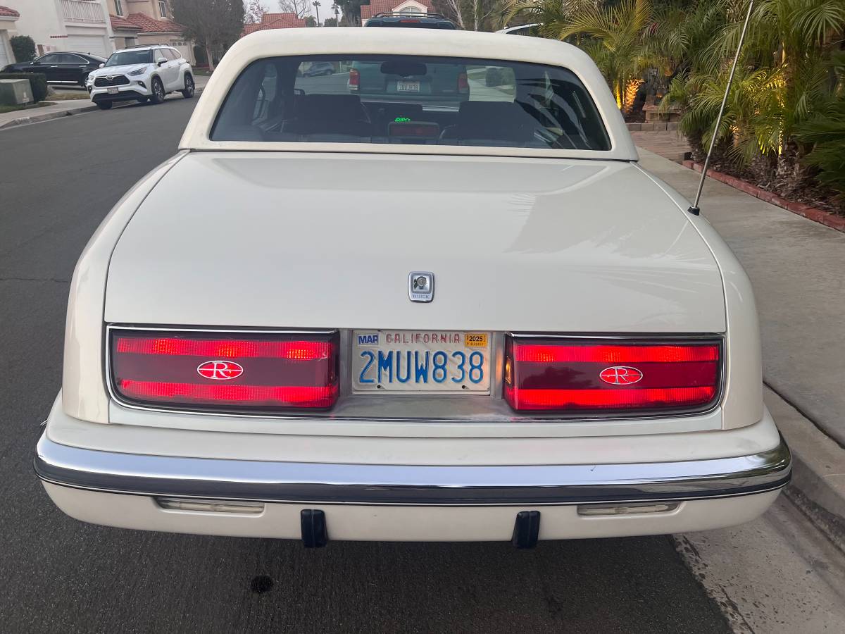 Buick-rivera-1989-32
