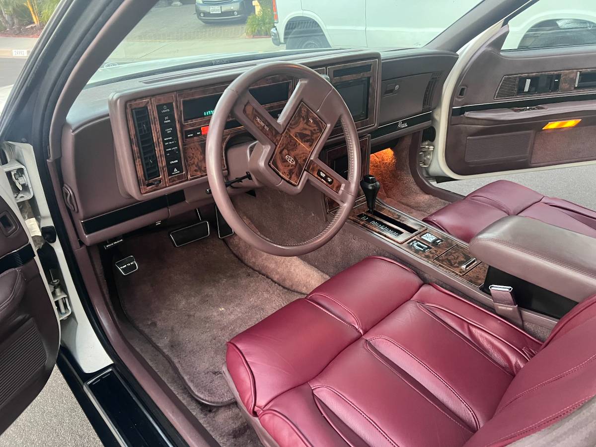Buick-rivera-1989-37