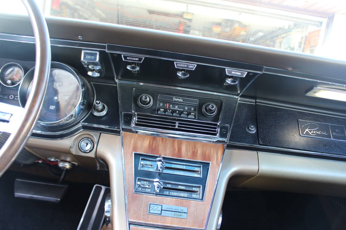 Buick-riviera-1965-custom-11