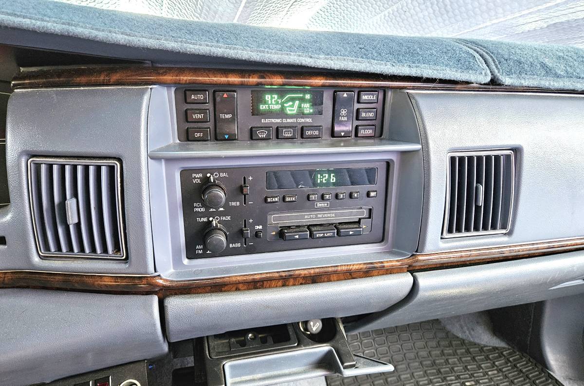 Buick-roadmaster-estate-wagon-1994-white-17