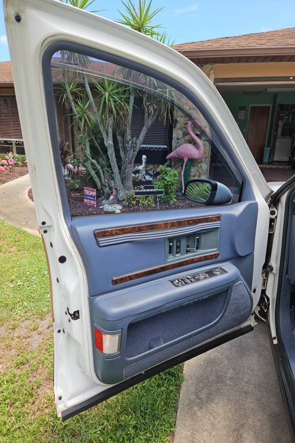 Buick-roadmaster-estate-wagon-1994-white-3