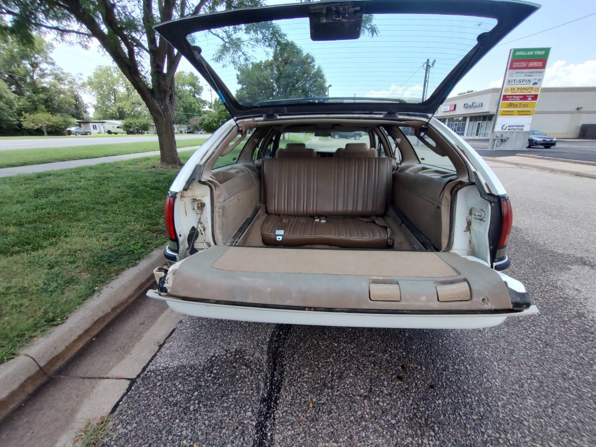 Buick-roadmaster-estate-wagon-1996-white-1