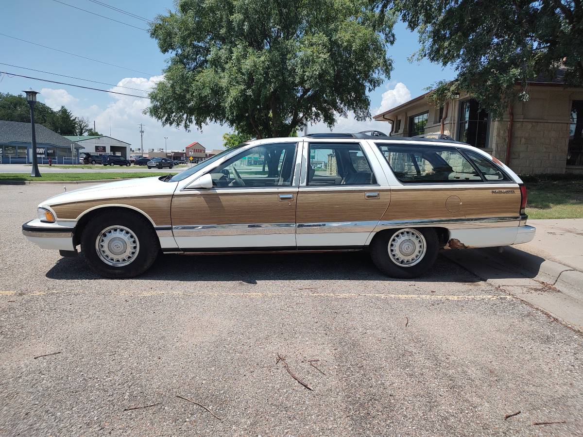 Buick-roadmaster-estate-wagon-1996-white-11