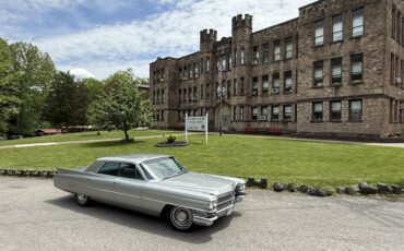 Cadillac-2-dr-sedan-1963-Silver-Green-4