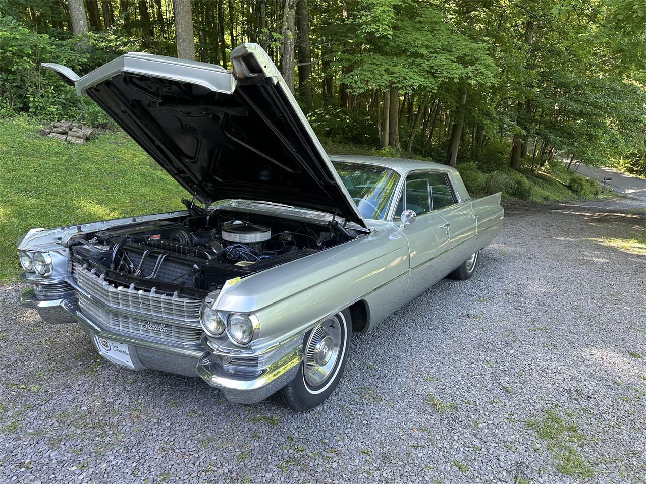 Cadillac-2-dr-sedan-1963-Silver-Green-5