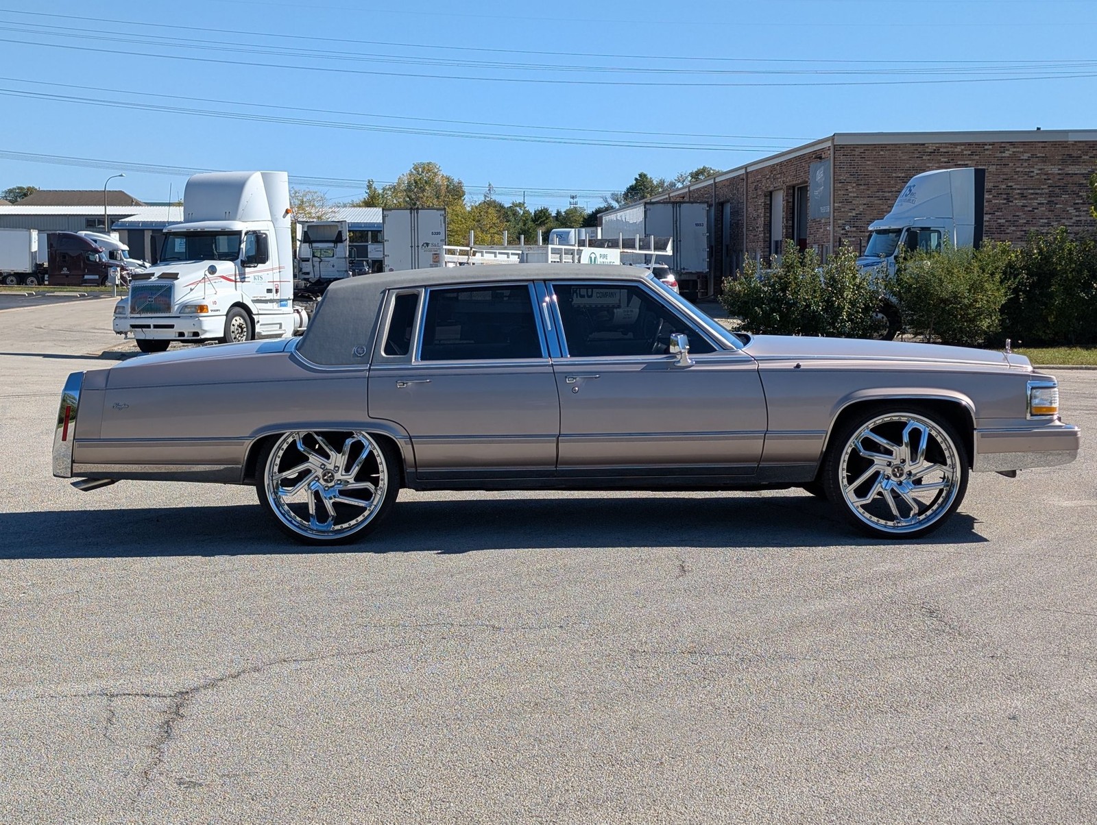 Cadillac-Brougham-1990-Sedan-15