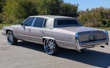 Cadillac-Brougham-1990-Sedan-17