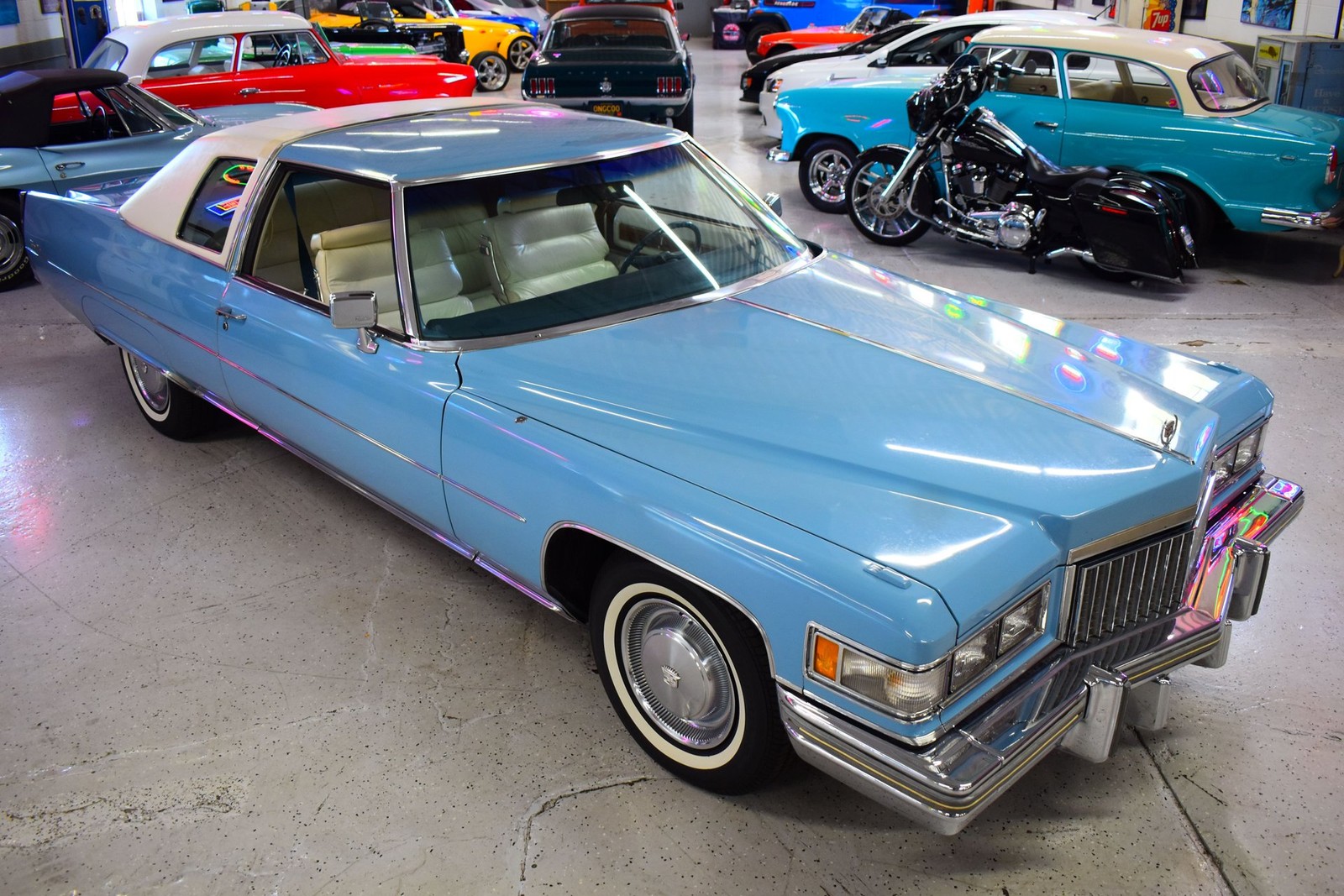 Cadillac-Coupe-DeVille-1975-1