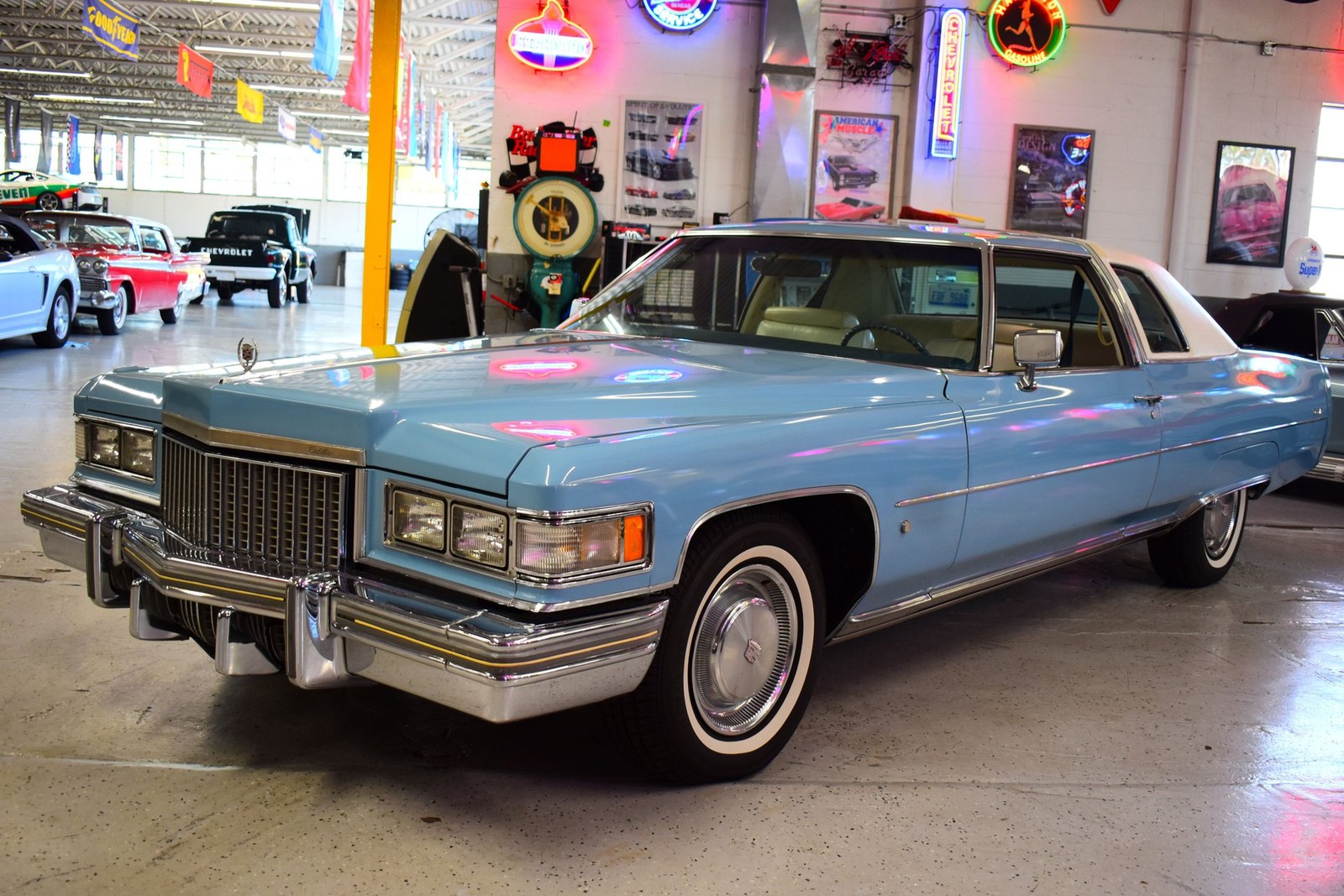 Cadillac-Coupe-DeVille-1975-12