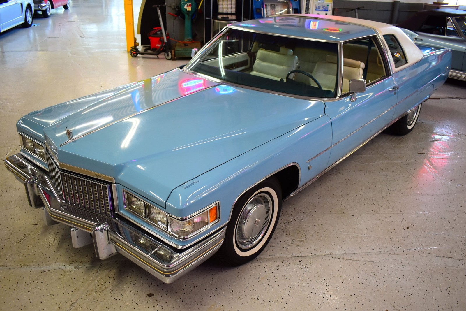 Cadillac-Coupe-DeVille-1975-13