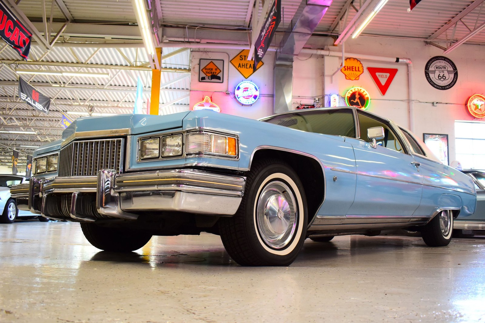 Cadillac-Coupe-DeVille-1975-14
