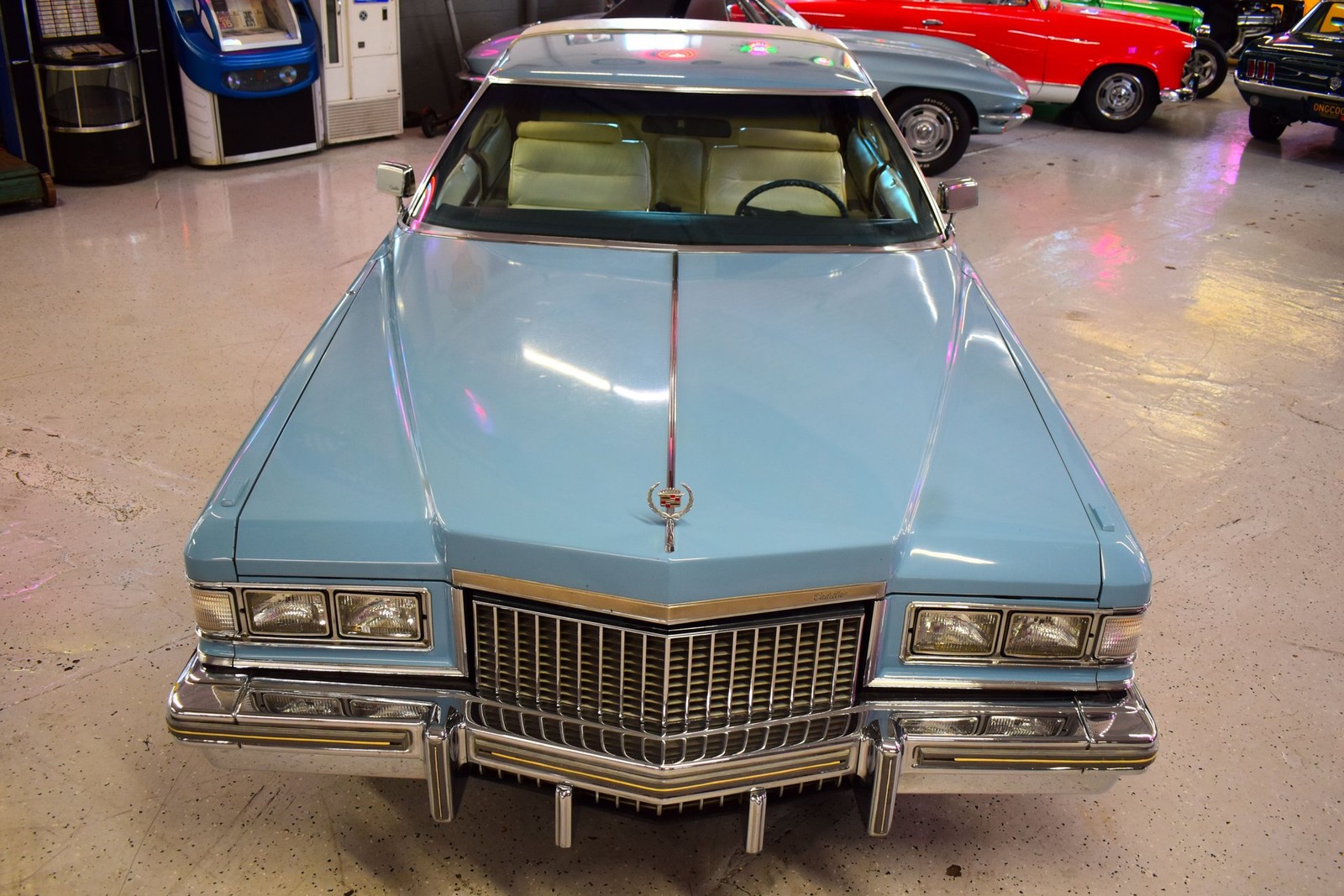 Cadillac-Coupe-DeVille-1975-16