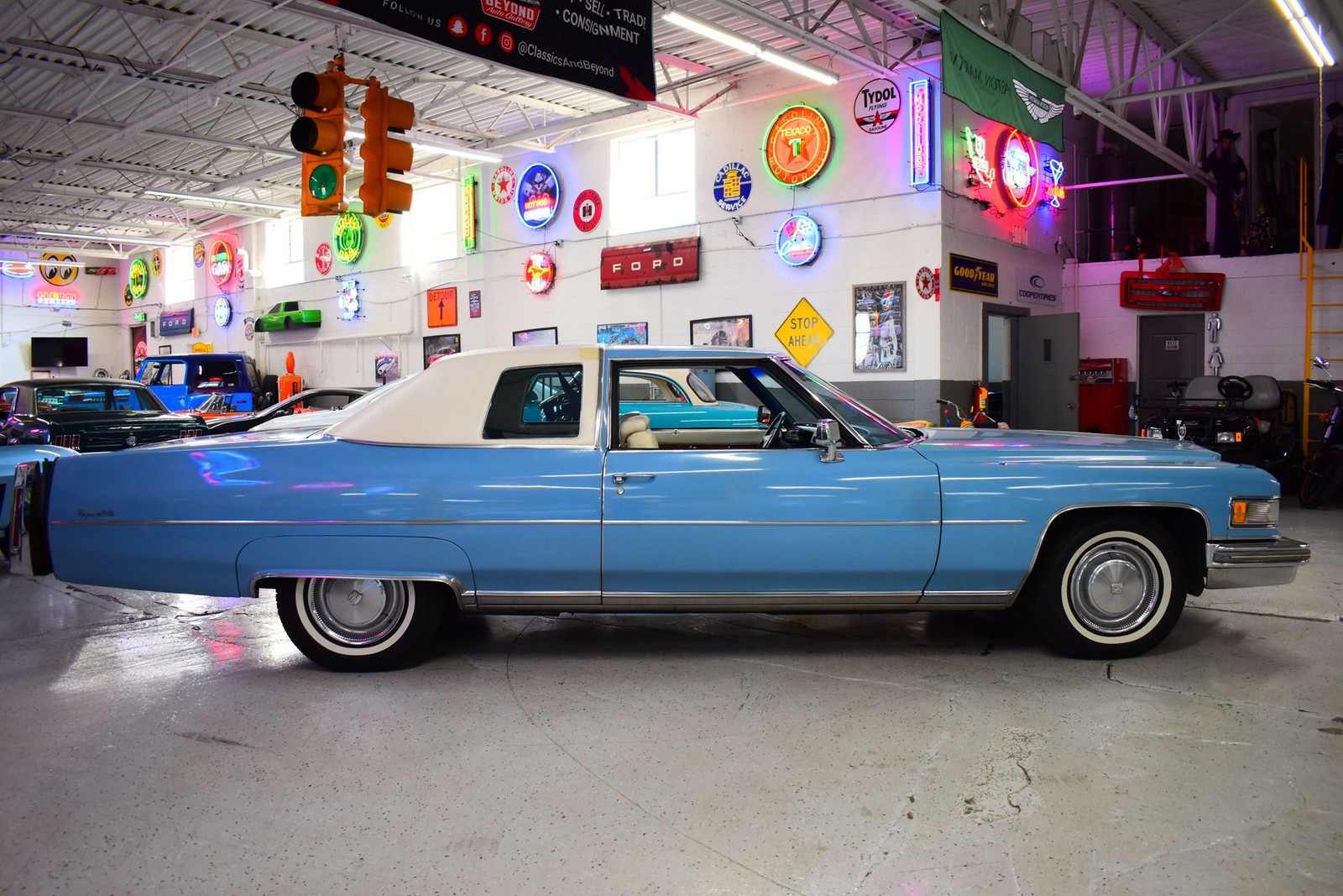 Cadillac-Coupe-DeVille-1975-3