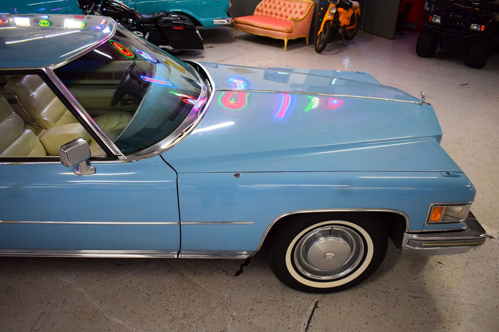 Cadillac-Coupe-DeVille-1975-4