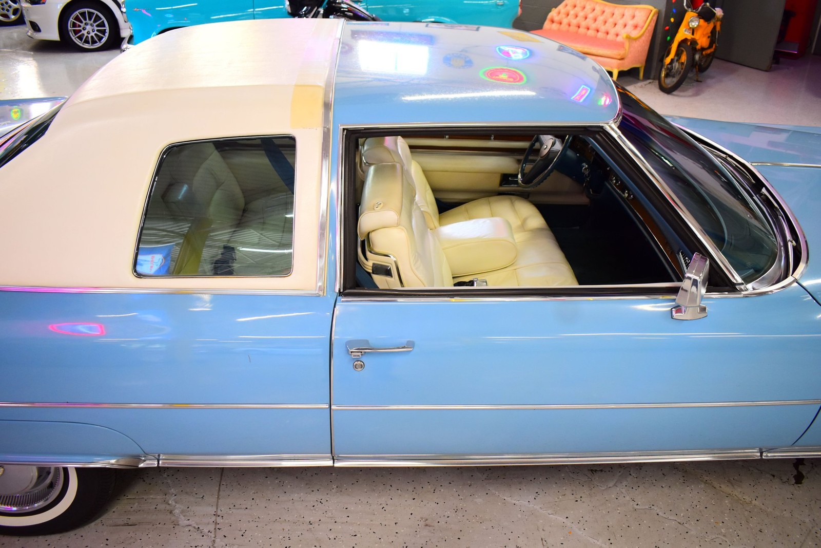 Cadillac-Coupe-DeVille-1975-5