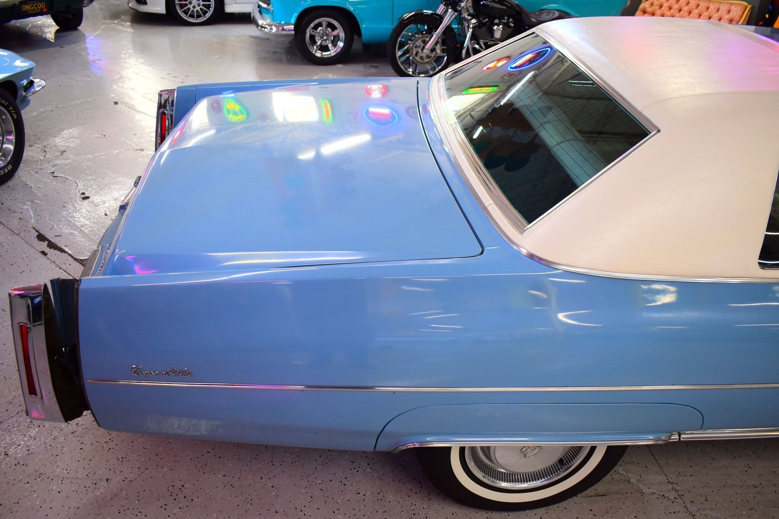 Cadillac-Coupe-DeVille-1975-6