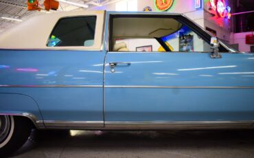 Cadillac-Coupe-DeVille-1975-8