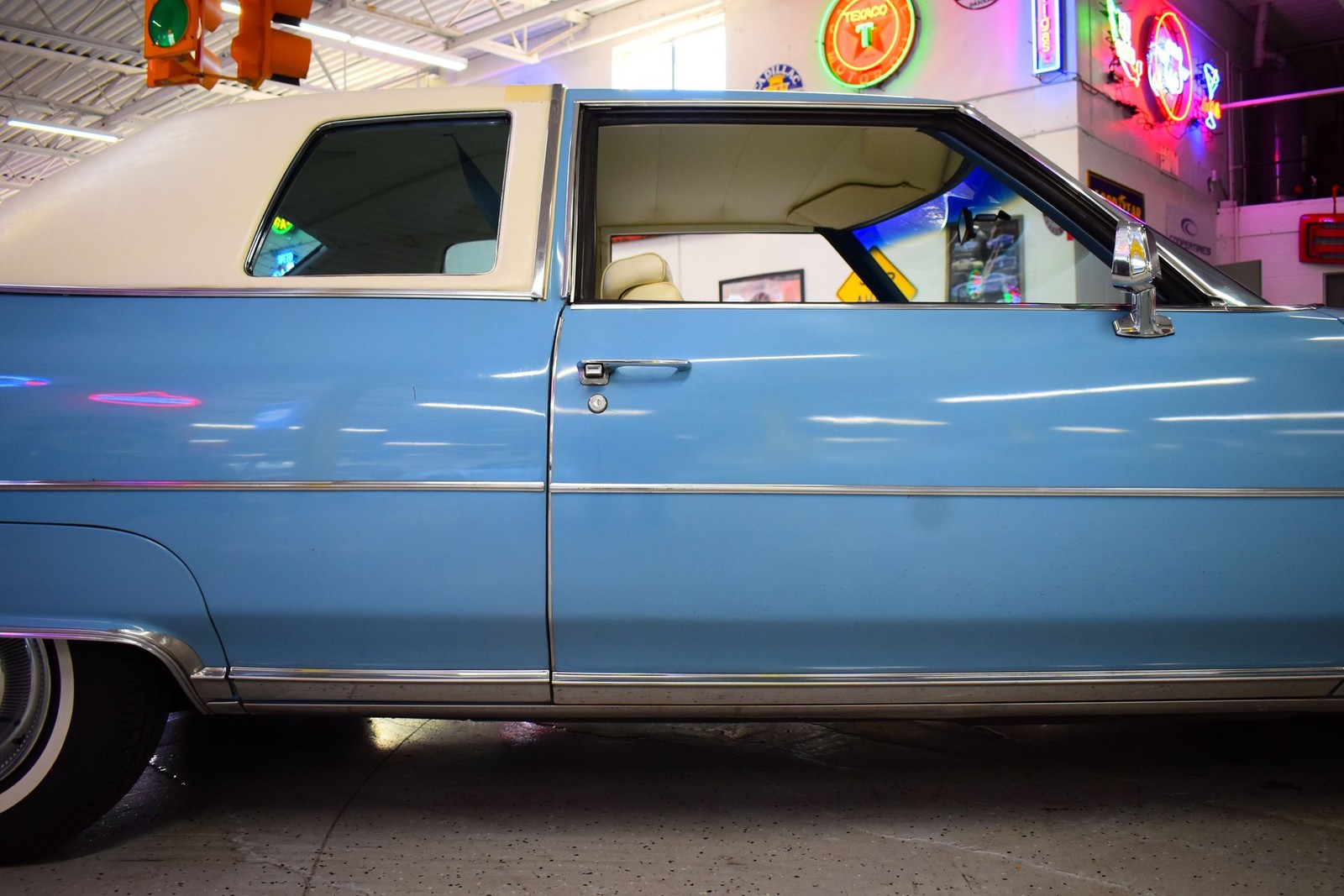 Cadillac-Coupe-DeVille-1975-8