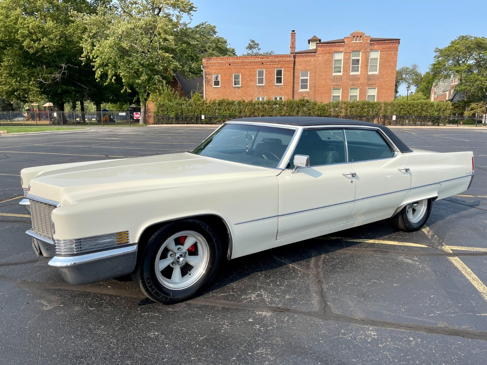 Cadillac-DeVille-1970-Sedan-1