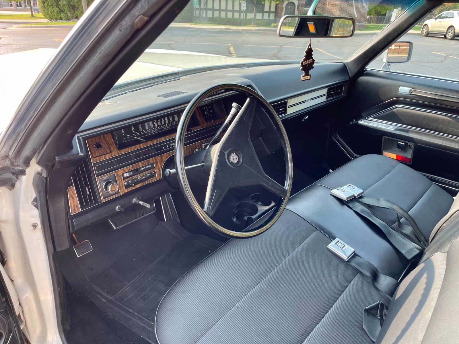 Cadillac-DeVille-1970-Sedan-16