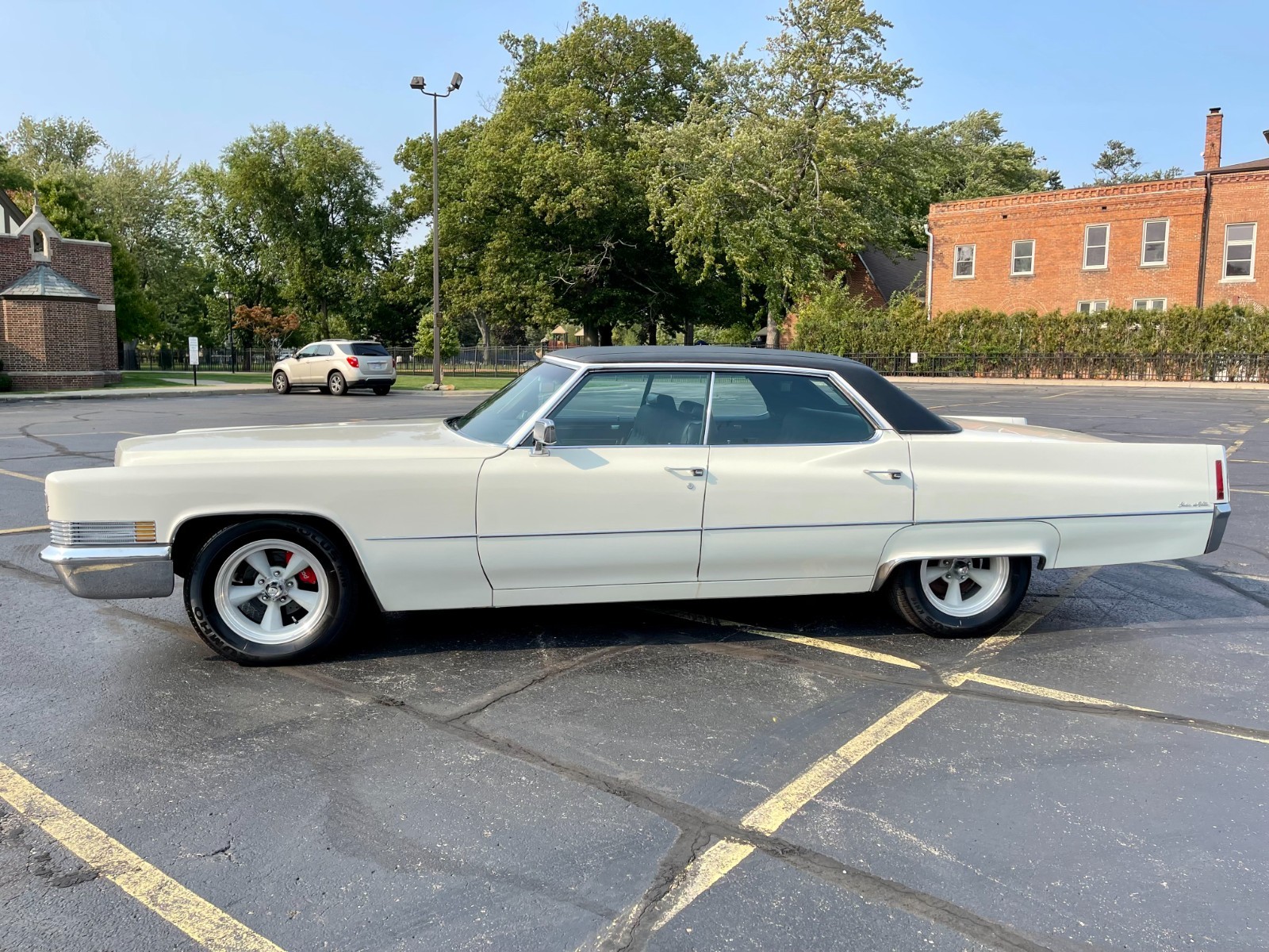 Cadillac-DeVille-1970-Sedan-2