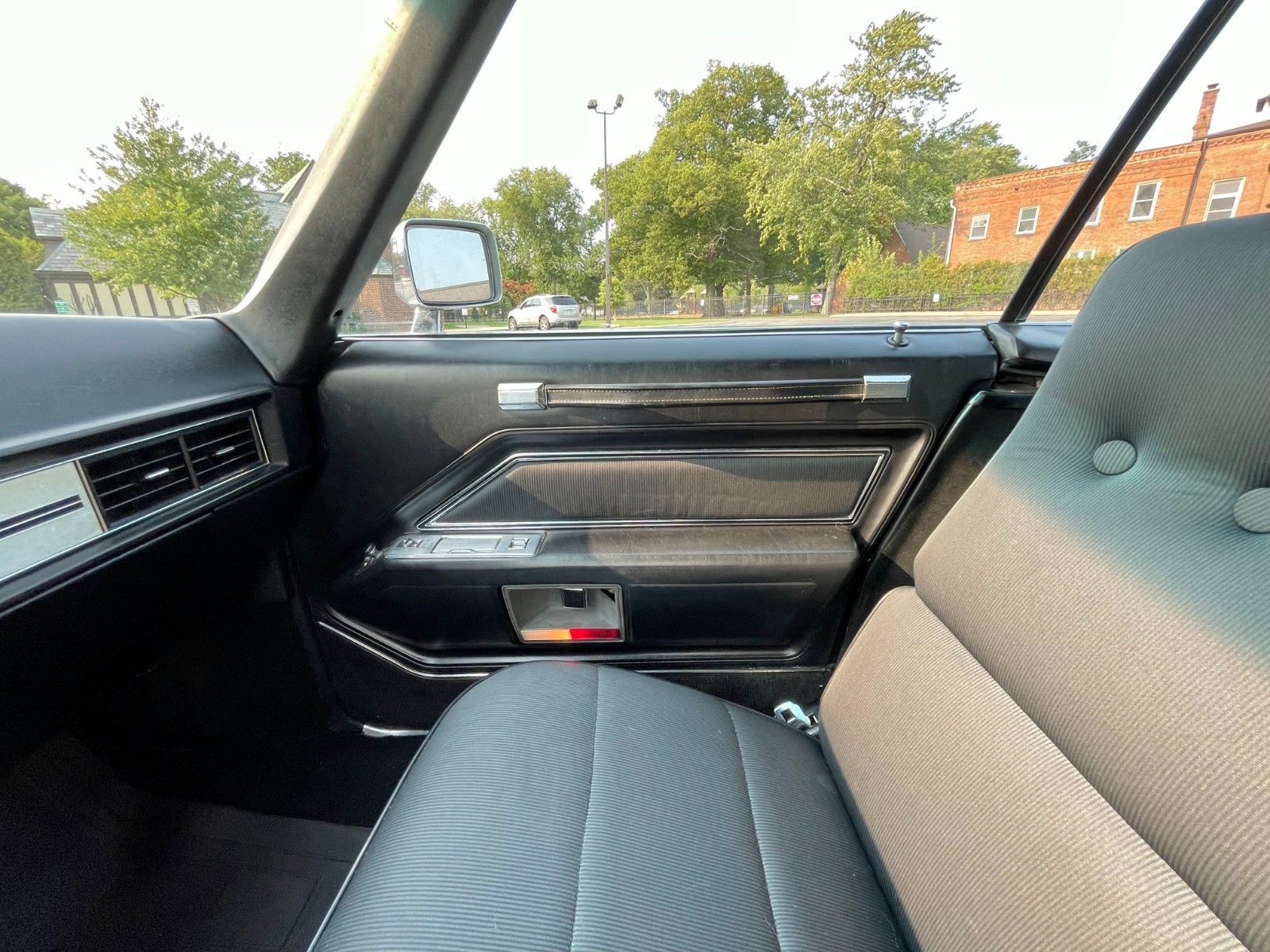 Cadillac-DeVille-1970-Sedan-22
