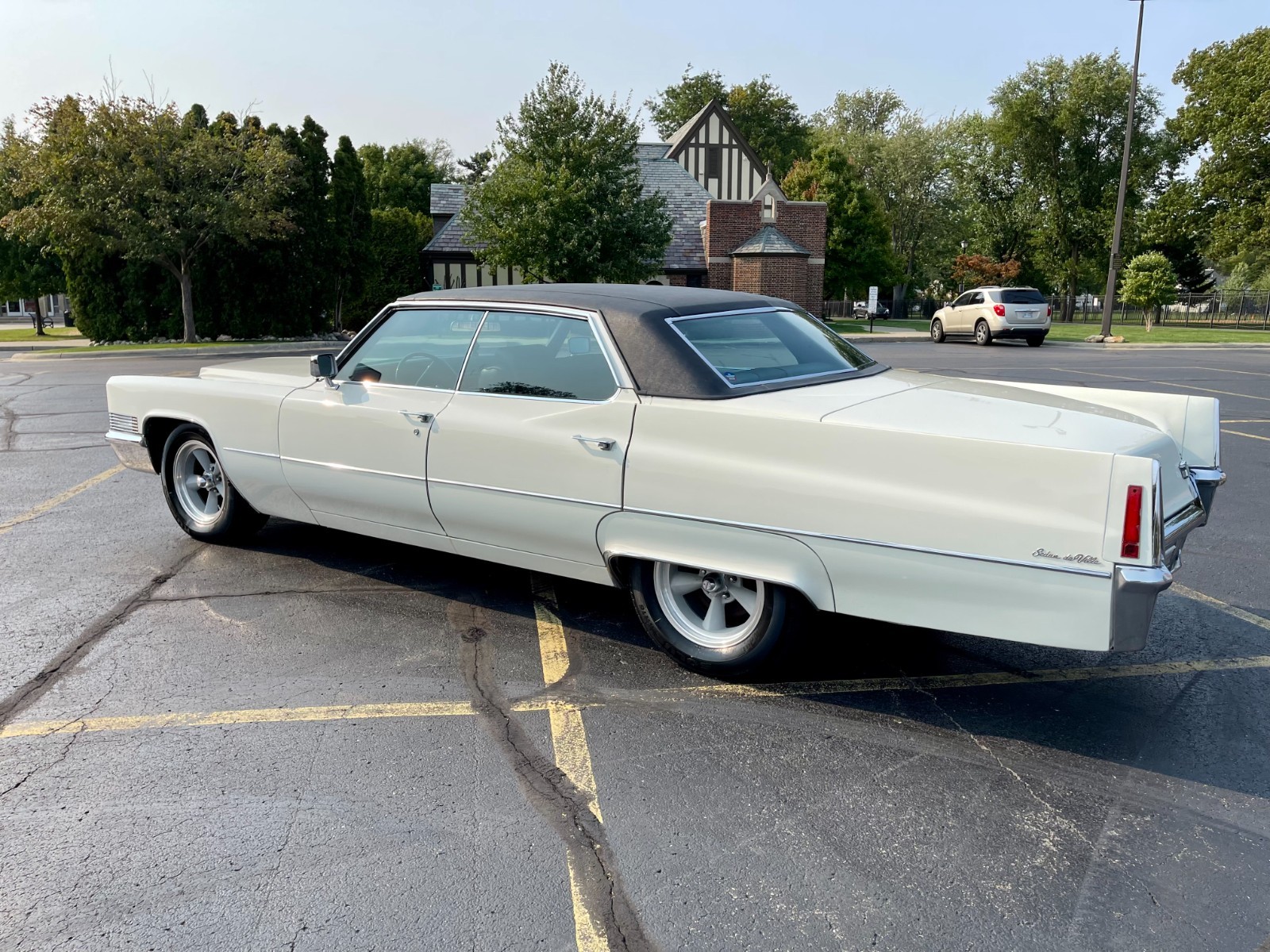 Cadillac-DeVille-1970-Sedan-3