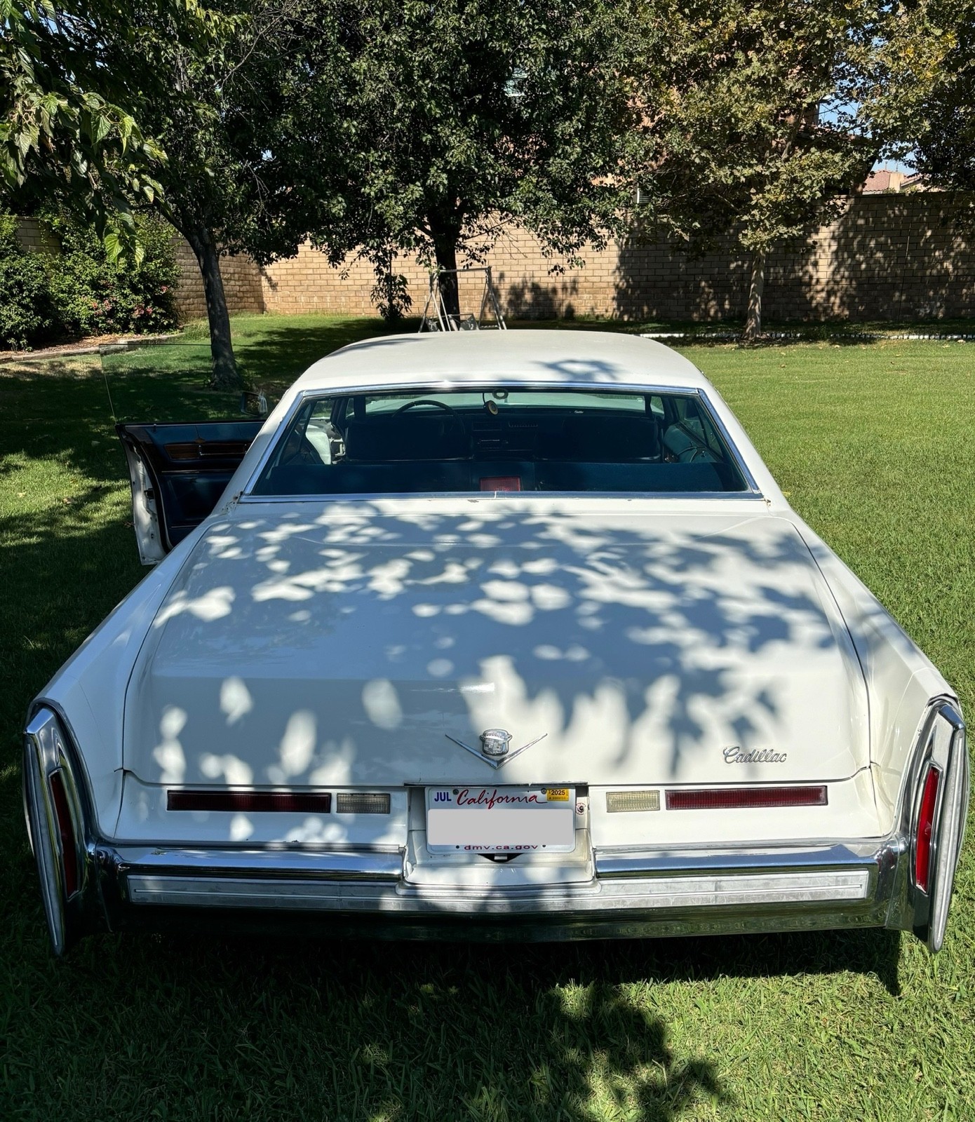 Cadillac-DeVille-1975-2