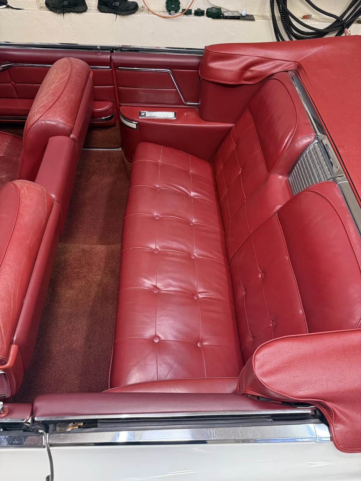 Cadillac-Deville-1963-White-Red-1