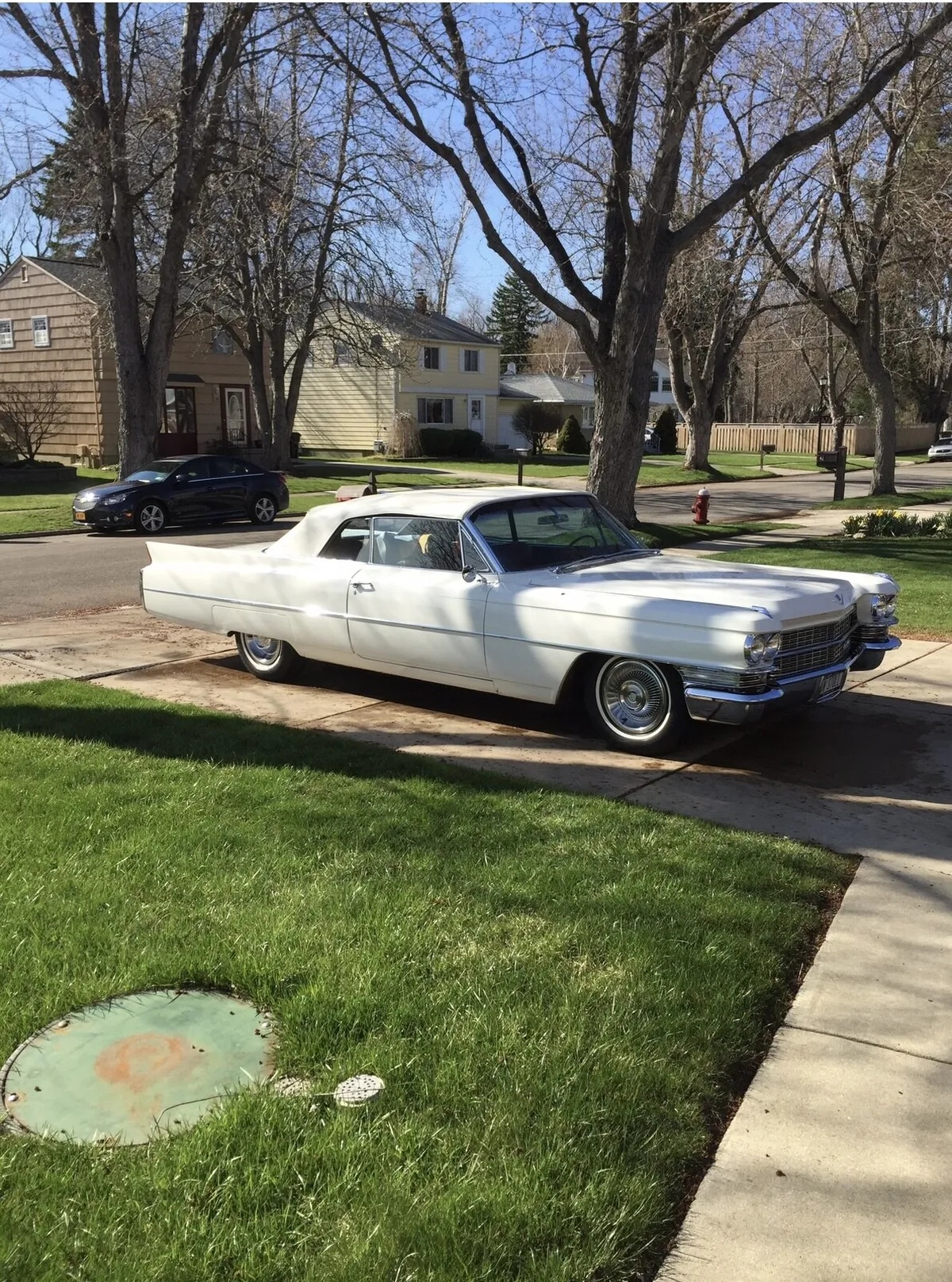 Cadillac-Deville-1963-White-Red-3