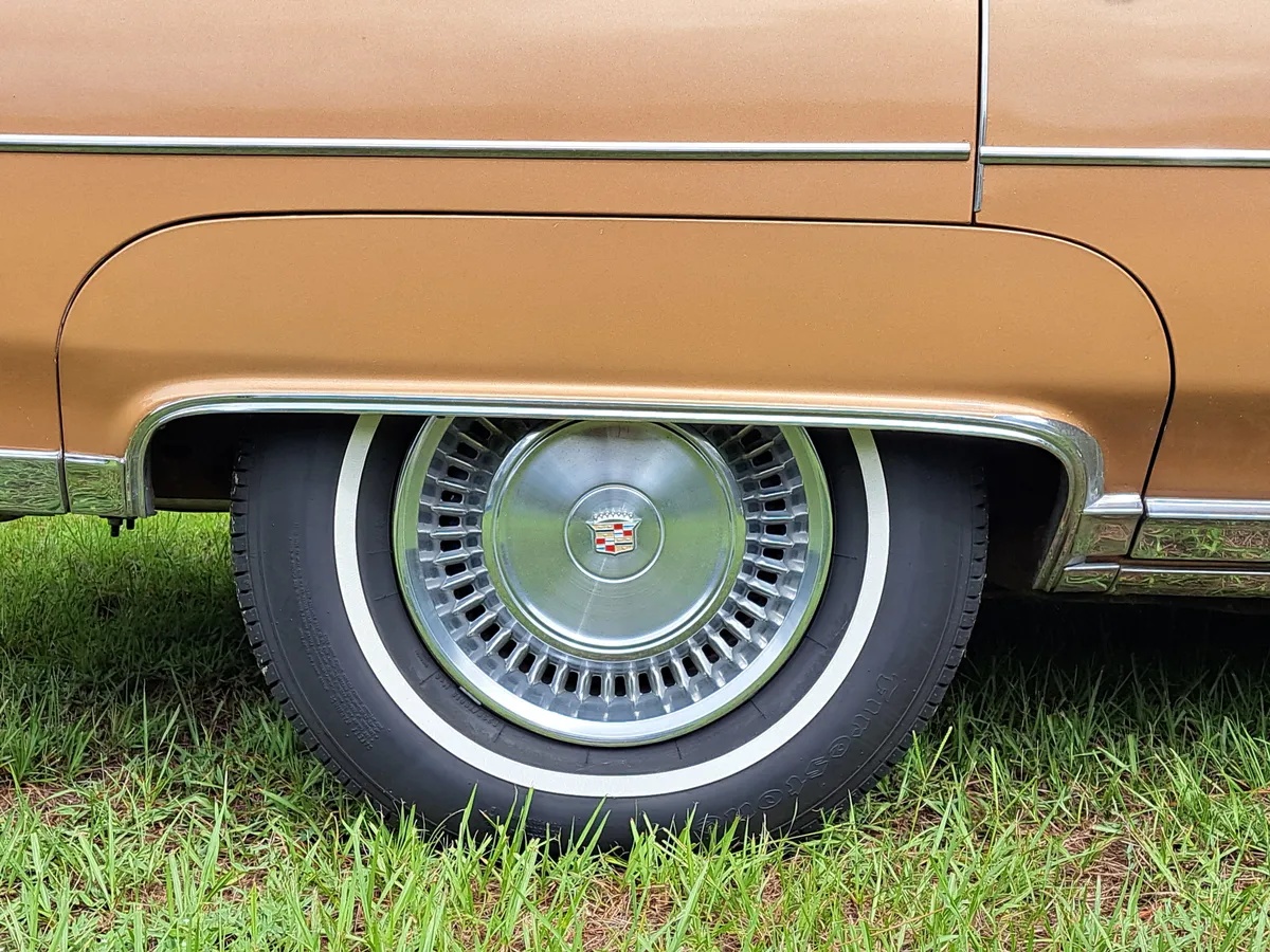 Cadillac-Deville-1971-Duchess-Gold-White-2