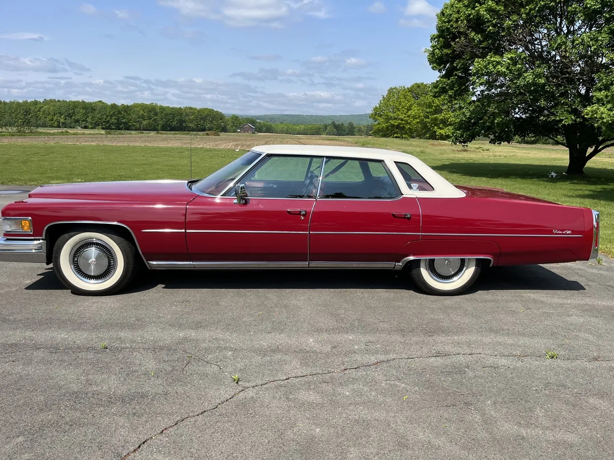 Cadillac-Deville-1975-Red-Red-Leather-2