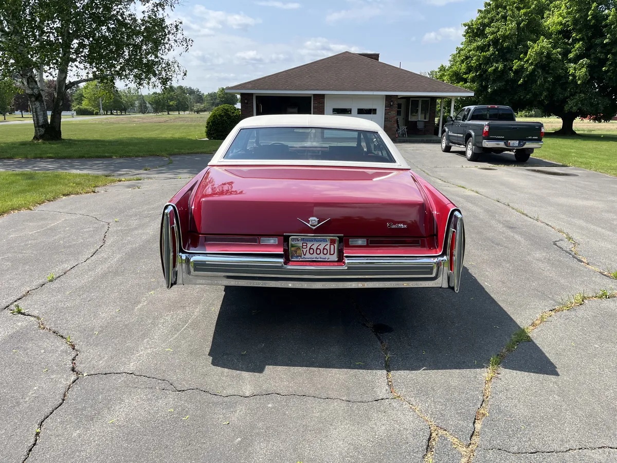 Cadillac-Deville-1975-Red-Red-Leather-3