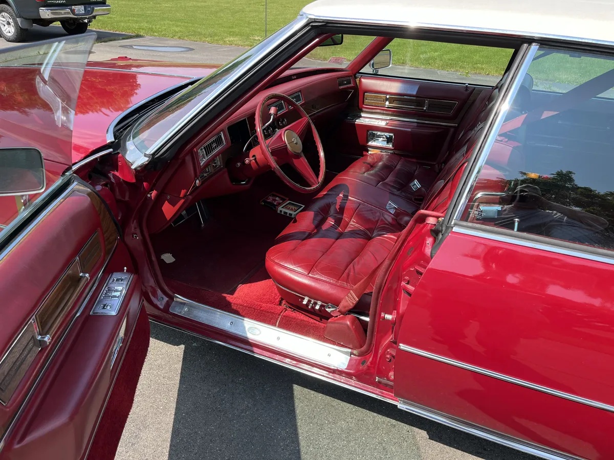 Cadillac-Deville-1975-Red-Red-Leather-5