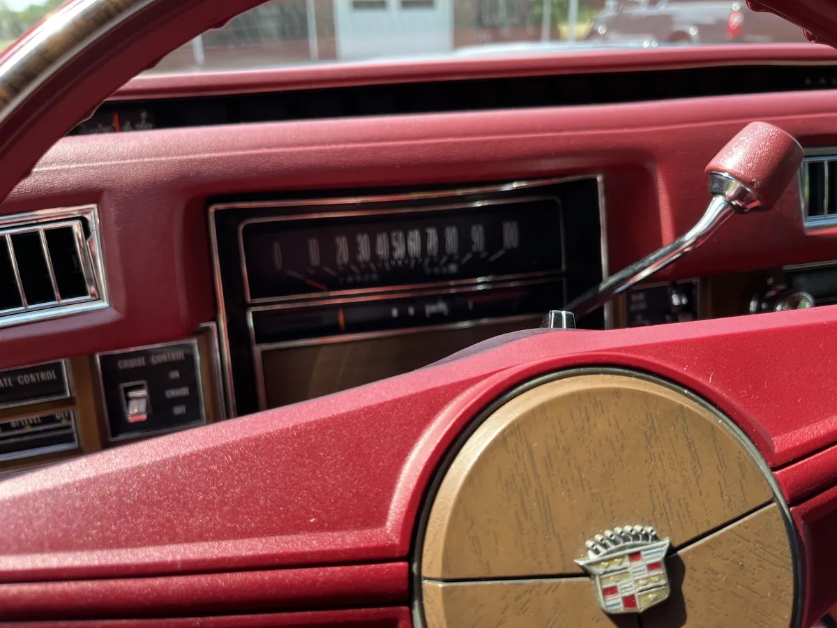 Cadillac-Deville-1975-Red-Red-Leather-6