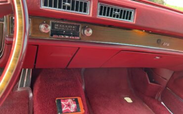 Cadillac-Deville-1975-Red-Red-Leather-7