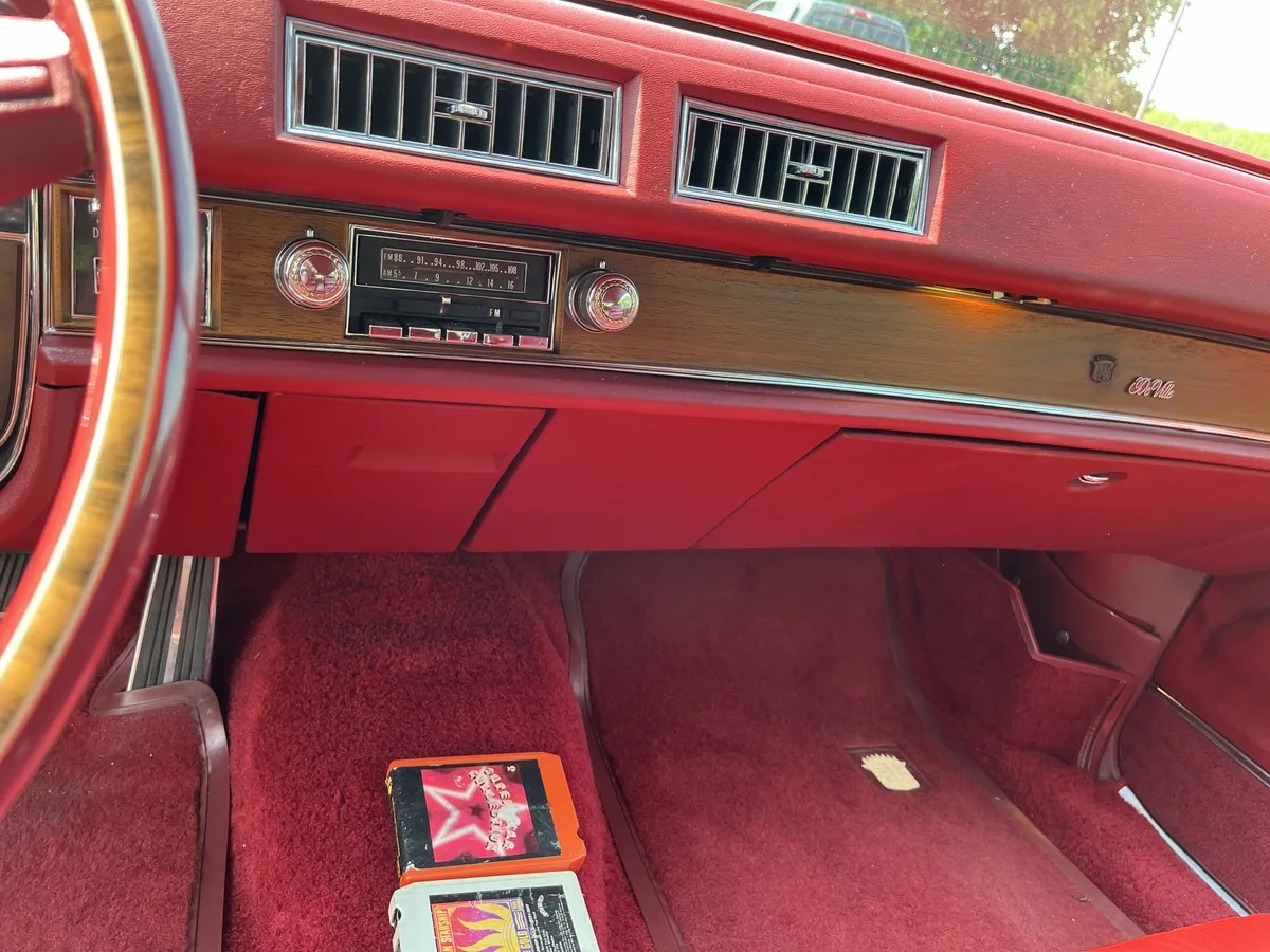 Cadillac-Deville-1975-Red-Red-Leather-7