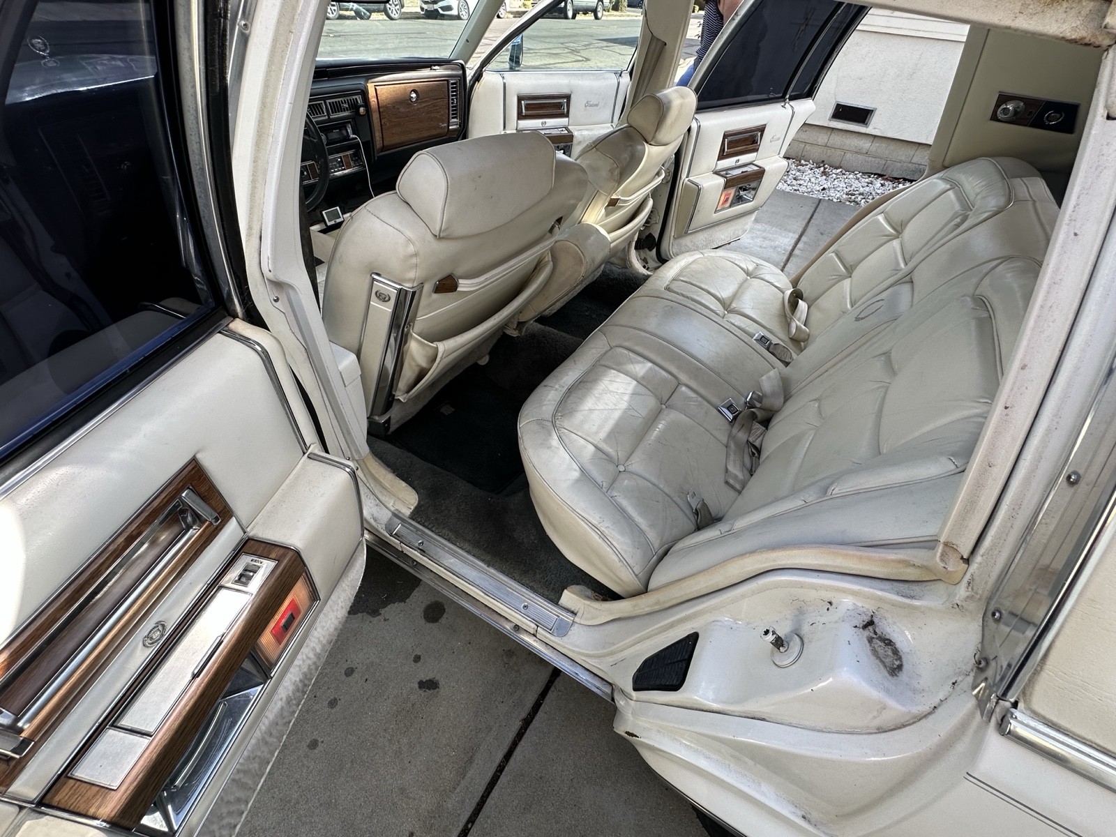 Cadillac-Fleetwood-1984-12