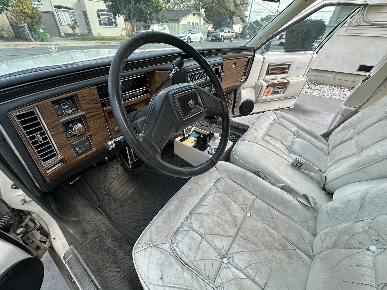 Cadillac-Fleetwood-1984-17