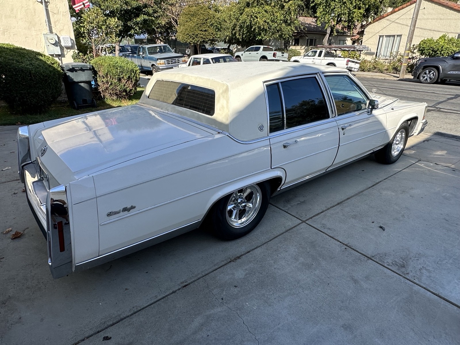 Cadillac-Fleetwood-1984-2