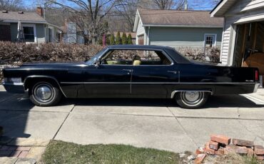 Cadillac-Sedan-deville-1970-Black-Gold